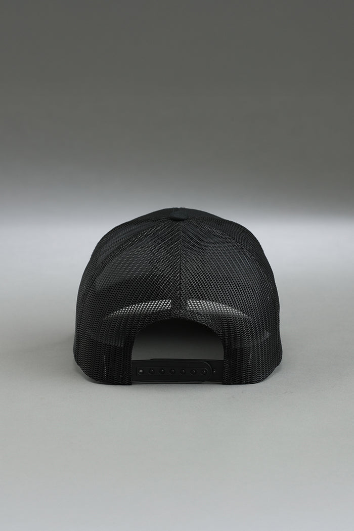 Black mesh cap on a gray background || black with black logo