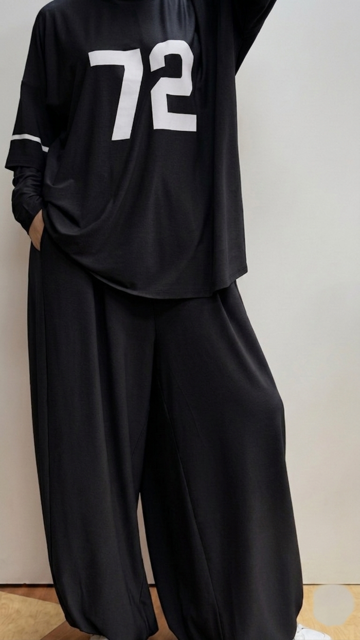 Black / Medium (M)