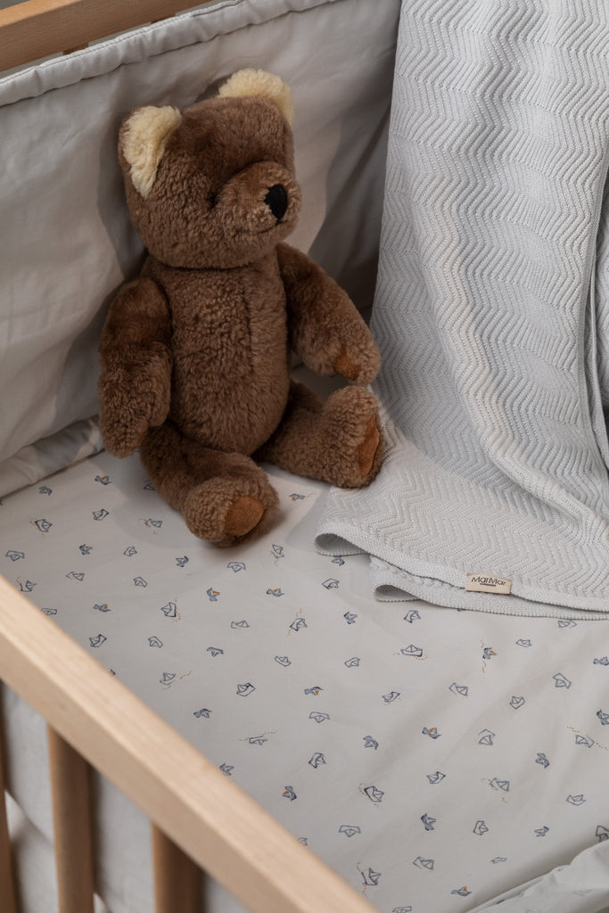 Hvid lagen med elastik, kant med små både-mønster i lyseblå