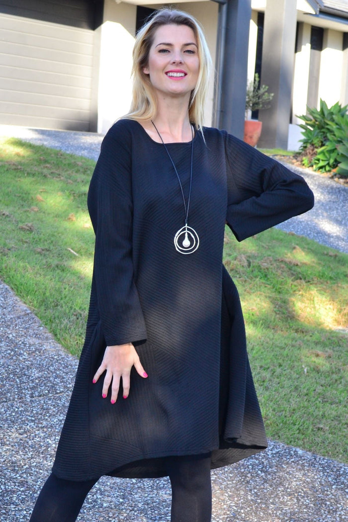 Relaxed black textured tunic dress by Poney, featuring a loose fit and stylish design, shown on a model.