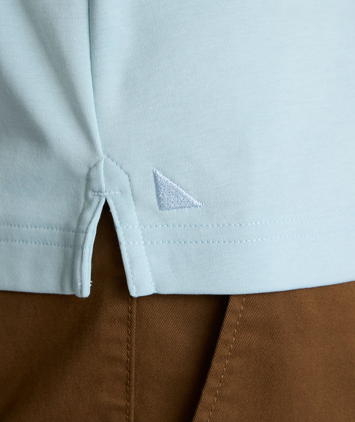 Model is wearing UNTUCKit Damaschino i Light Blue.